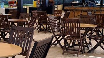 2 restaurants, breakfast, lunch, dinner served; international cuisine