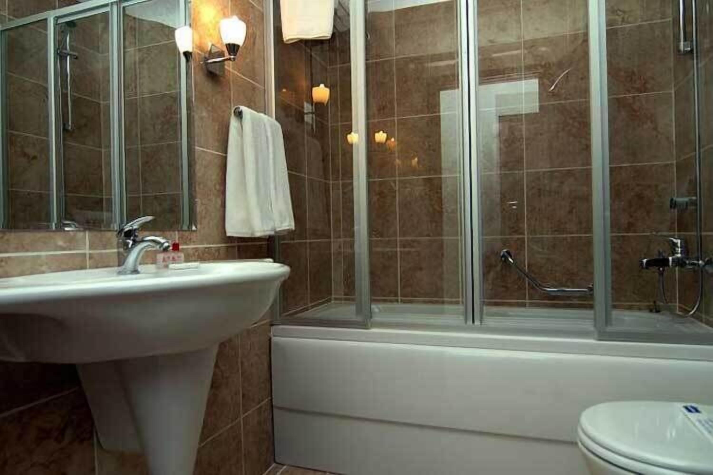 Familien-Suite, 1 Schlafzimmer | Badezimmer | Dusche, kostenlose Toilettenartikel, Haartrockner, Hausschuhe