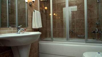 Familien-Suite, 1 Schlafzimmer | Badezimmer | Dusche, kostenlose Toilettenartikel, Haartrockner, Hausschuhe