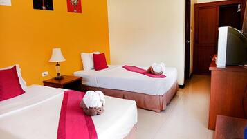 Superior Room with Air Condition | Escrivaninha, cortinas blackout, camas extras/dobráveis (sobretaxa)