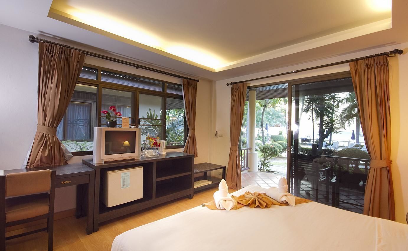 Desk, blackout curtains, rollaway beds, free WiFi