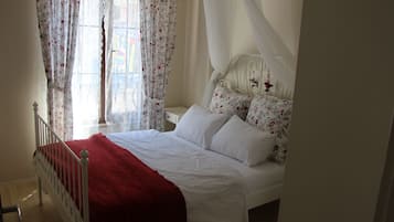 Deluxe Apartment, 1 Bedroom | 1 bedroom, Egyptian cotton sheets, premium bedding, in-room safe