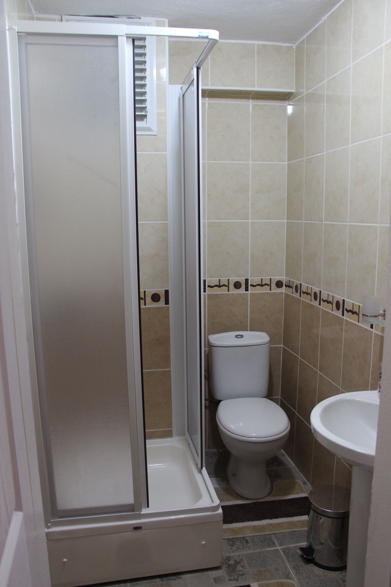 Ducha, secador de pelo, pantuflas, bidet