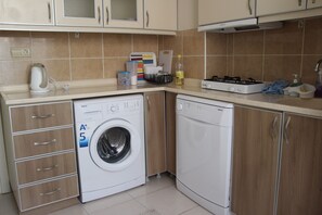Deluxe Apartment, 1 Bedroom | Private kitchen - Kinzi House (Çanakkale)