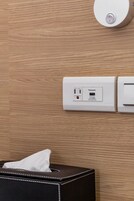 Un enchufe de pared con puerto de carga USB y toma de corriente.