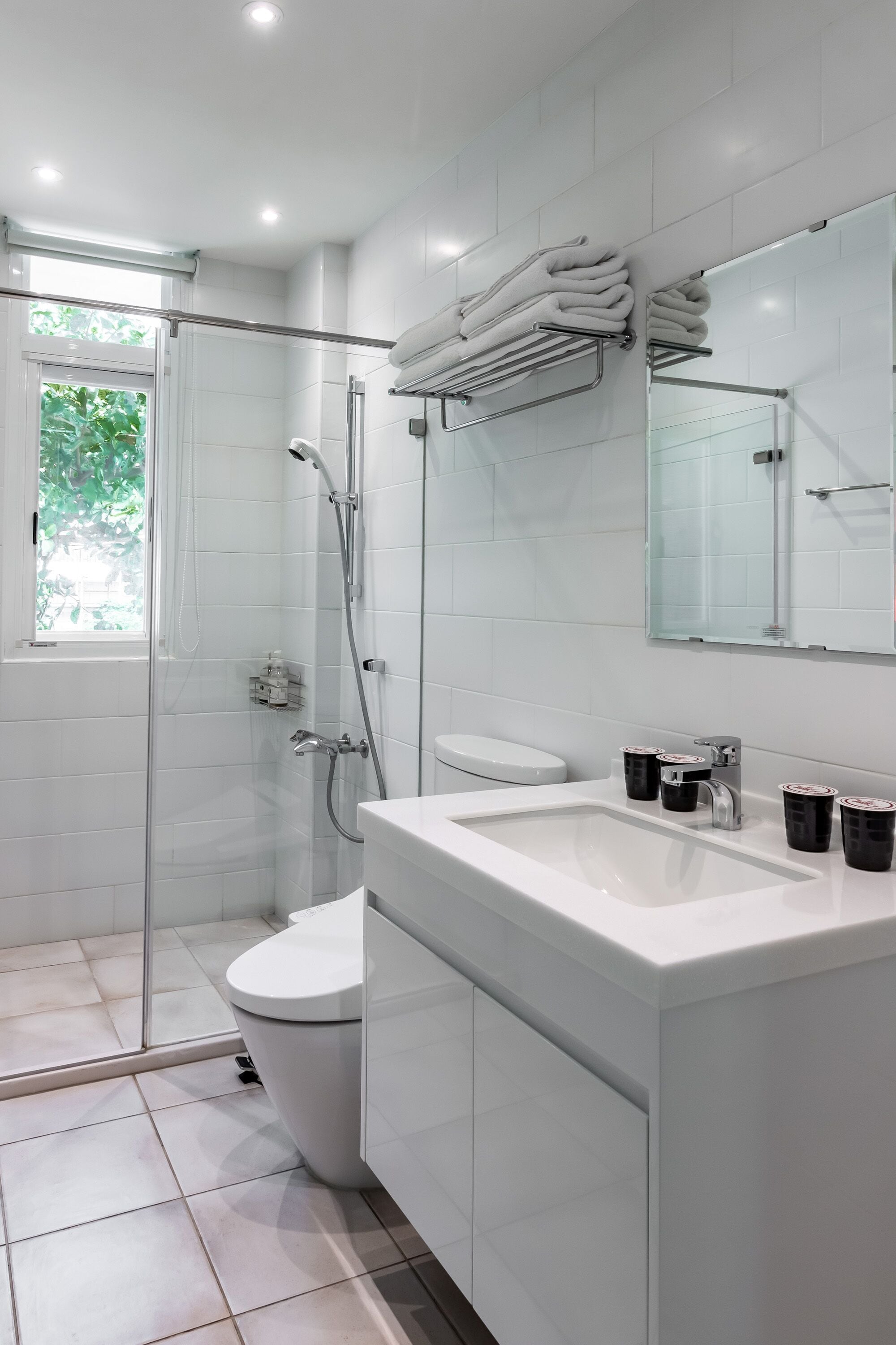Dusche, Regendusche, kostenlose Toilettenartikel, Haartrockner
