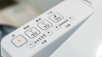 A white remote control with Japanese text and symbols.
