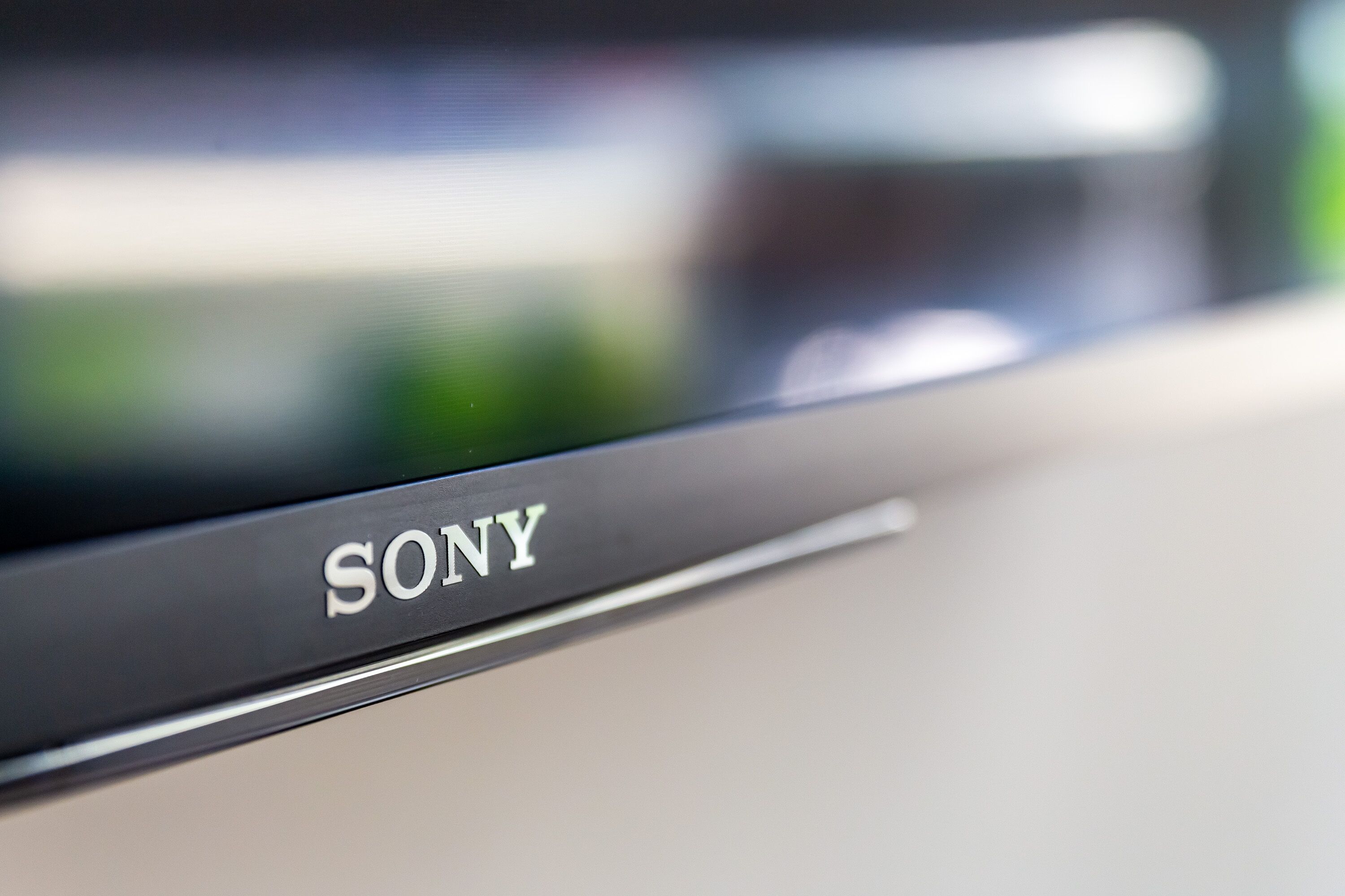 Un primo piano di un dispositivo Sony, probabilmente una televisione o un monitor, su sfondo sfocato.