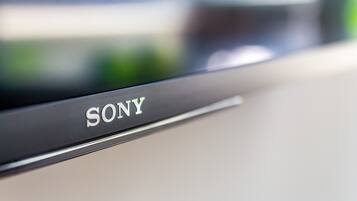 Un primo piano di un dispositivo Sony, probabilmente una televisione o un monitor, su sfondo sfocato.