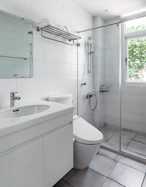 Deluxe Double Room | Bathroom | Shower, rainfall showerhead, free toiletries, hair dryer