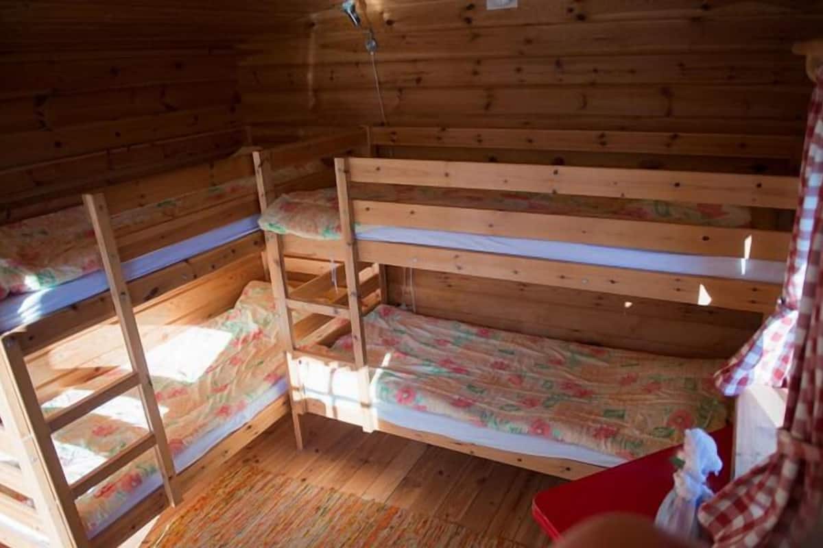 Cortinas blackout, tabla de planchar con plancha, wifi y ropa de cama