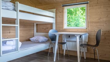 Kunyhó (Camping) | Sötétítőfüggöny, vasaló/vasalódeszka, feláras wifi és ágynemű