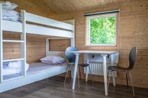 Cortinas blackout, tabla de planchar con plancha, wifi y ropa de cama 