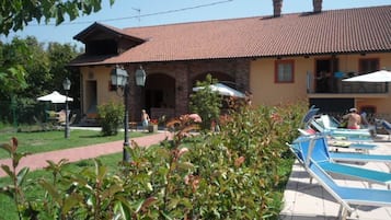 Piscine extérieure, piscine naturelle, parasols de plage