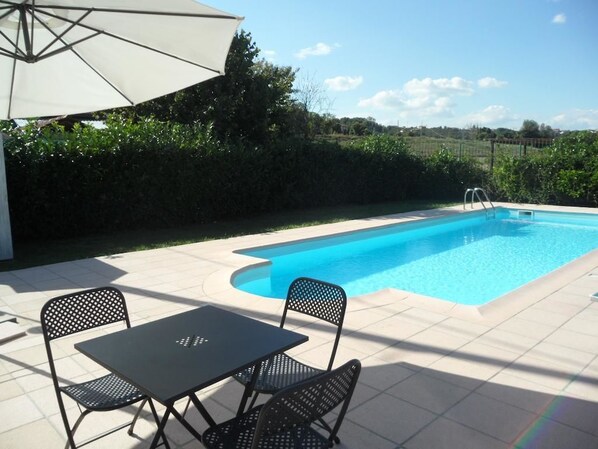 Piscine extérieure, piscine naturelle, parasols de plage