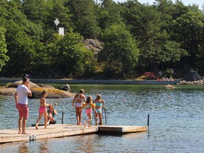 A wooden dock extending into a lake surrounded by trees. - Kolleviks Camping och Stugby AB (Karlshamn)