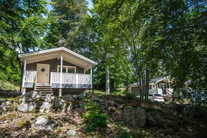 Cortinas blackout, tabla de planchar con plancha y wifi 