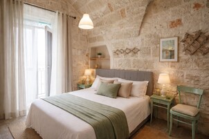 Habitación básica doble | Ropa de cama de alta calidad, escritorio, wifi gratis