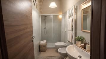 Doppia Basic | Bagno | Doccia, set di cortesia gratuito, asciugacapelli, pantofole