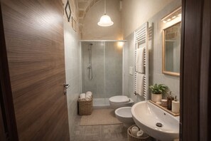 Eenvoudige tweepersoonskamer | Badkamer | Een douche, gratis toiletartikelen, een haardroger, pantoffels