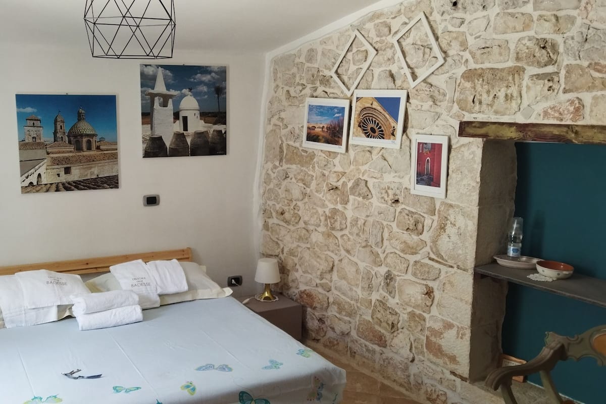 Premium bedding, desk, free WiFi