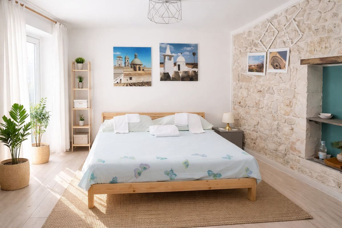 Ropa de cama de alta calidad, escritorio y wifi gratis