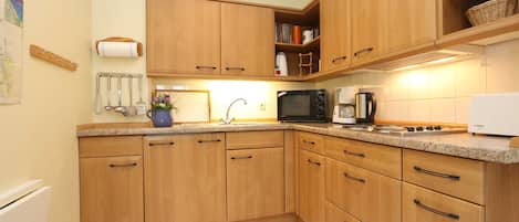 Refrigerador, microondas, lavavajillas y cafetera y tetera