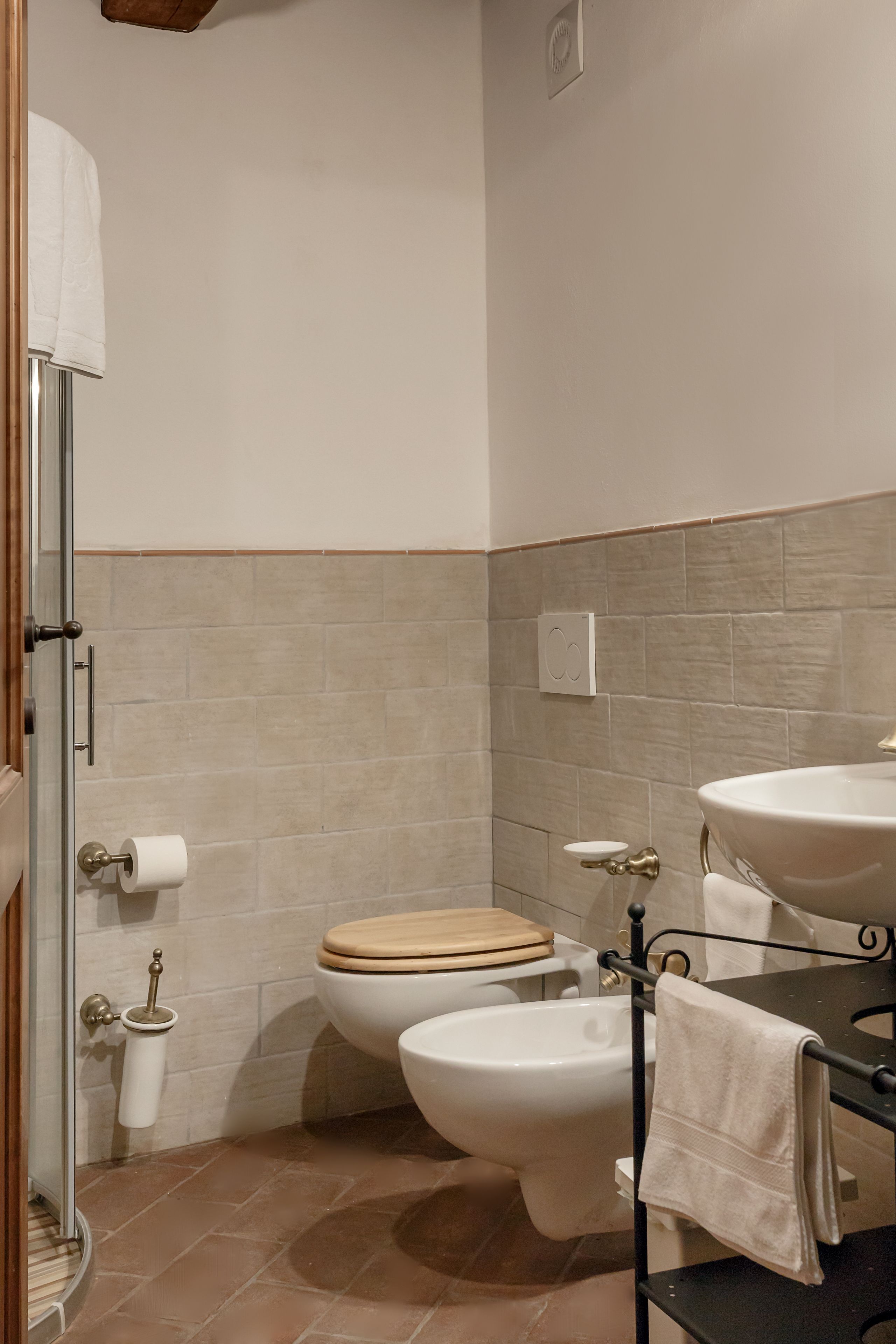 Comfort-enkeltværelse | Badeværelse | Bruser, gratis toiletartikler, hårtørrer, håndklæder
