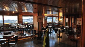 Lunsj og middag serveres, franske retter