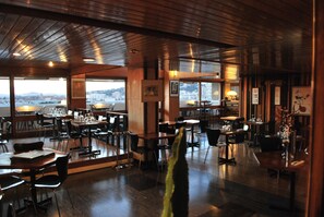 Déjeuner et dîner servis sur place, spécialités Cuisine française