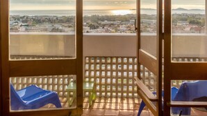 A balcony with a view of a cityscape and the sea. - Hôtel Le Corbusier (Marseille)