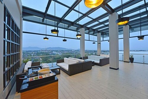 Whiz Prime Hotel Khatib Sulaiman Padang