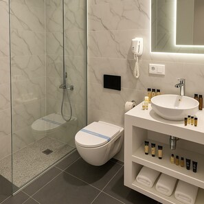 Artículos de tocador gratuitos, secador de pelo, pantuflas, toallas