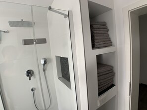 Haartrockner, Handtücher, Seife, Shampoo