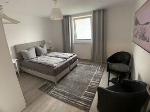 3 habitaciones, escritorio y tabla de planchar con plancha 