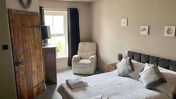 Habitación doble Confort | Tabla de planchar con plancha, wifi gratis y ropa de cama