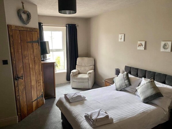 غرفة مزدوجة مريحة | مكواة/لوح كي وواي فاي مجانًا وملاءات أسرّة