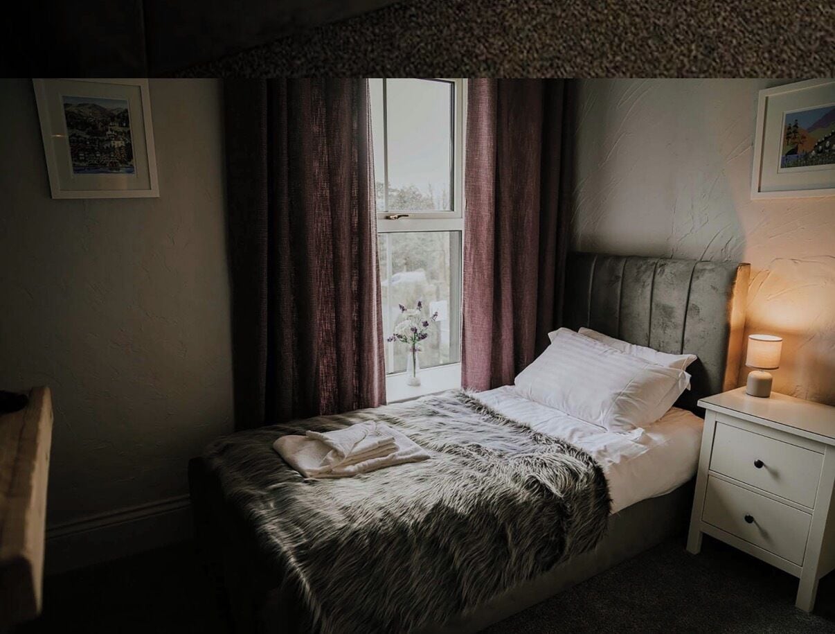 Chambre simple | Fer et planche à repasser, accès au Wi-Fi (inclus), literie fournie