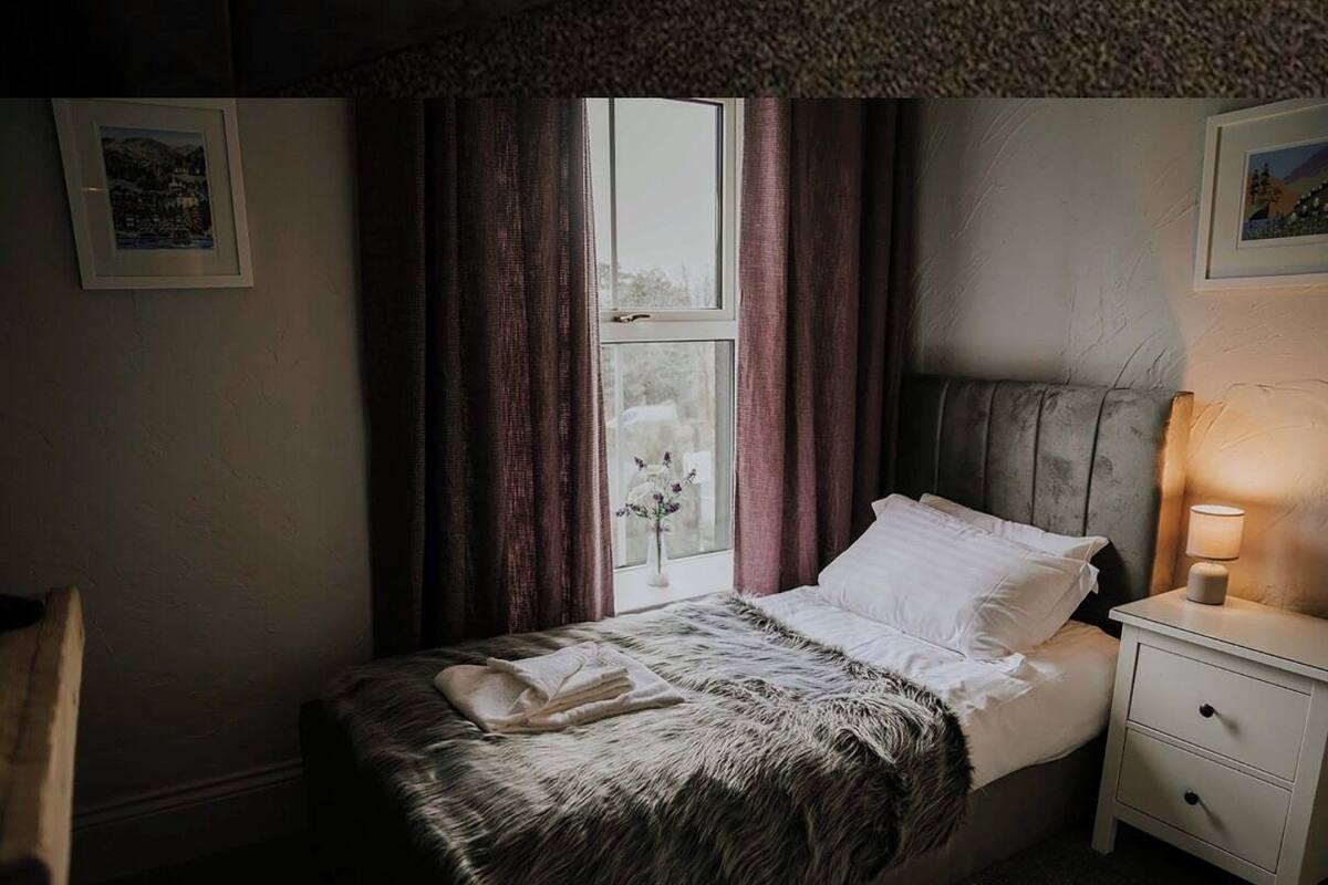 Single Room | Iron/ironing board (on request), WiFi (free), bed sheets
