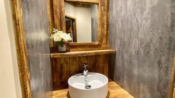 Comfort Double Room | Bathroom | Shower, free toiletries, hair dryer, towels
