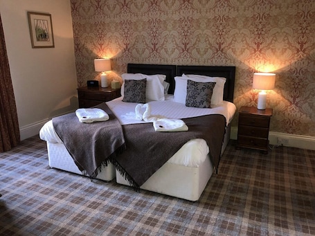 Tabla de planchar con plancha, wifi gratis y ropa de cama