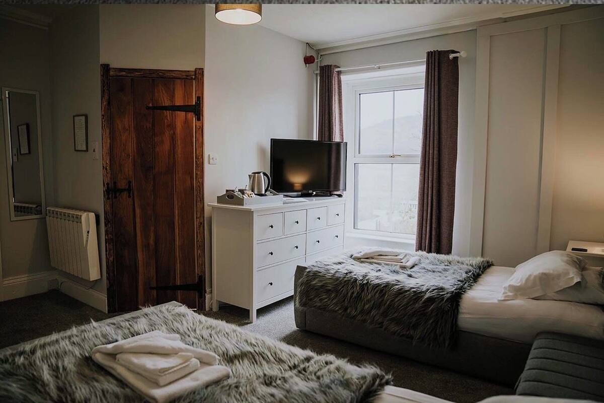 Twin Room | Iron/ironing board (on request), WiFi (free), bed sheets