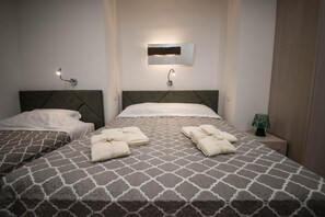 Memory-foam beds, in-room safe, individually furnished, desk - 5 Terre Lodge (La Spezia)