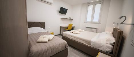 Colchones con efecto memoria y caja de seguridad en la habitación