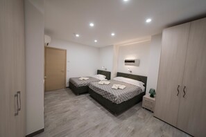 Kamar Quadruple Comfort | Busa memori, brankas, dan dilengkapi dengan perabotan berbeda-beda
