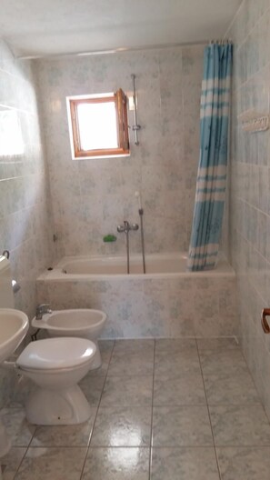 Separate bathtub and shower, free toiletries, hair dryer, towels - Apartman Ivanka (Makarska)