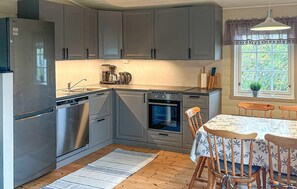 Réfrigérateur, micro-ondes, plaque de cuisson, lave-vaisselle