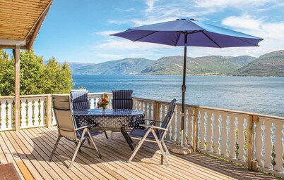 Beautiful home in Lavik with WiFi