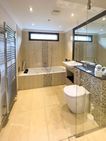 Double or Twin Room | Bathroom. Haddon House Hotel