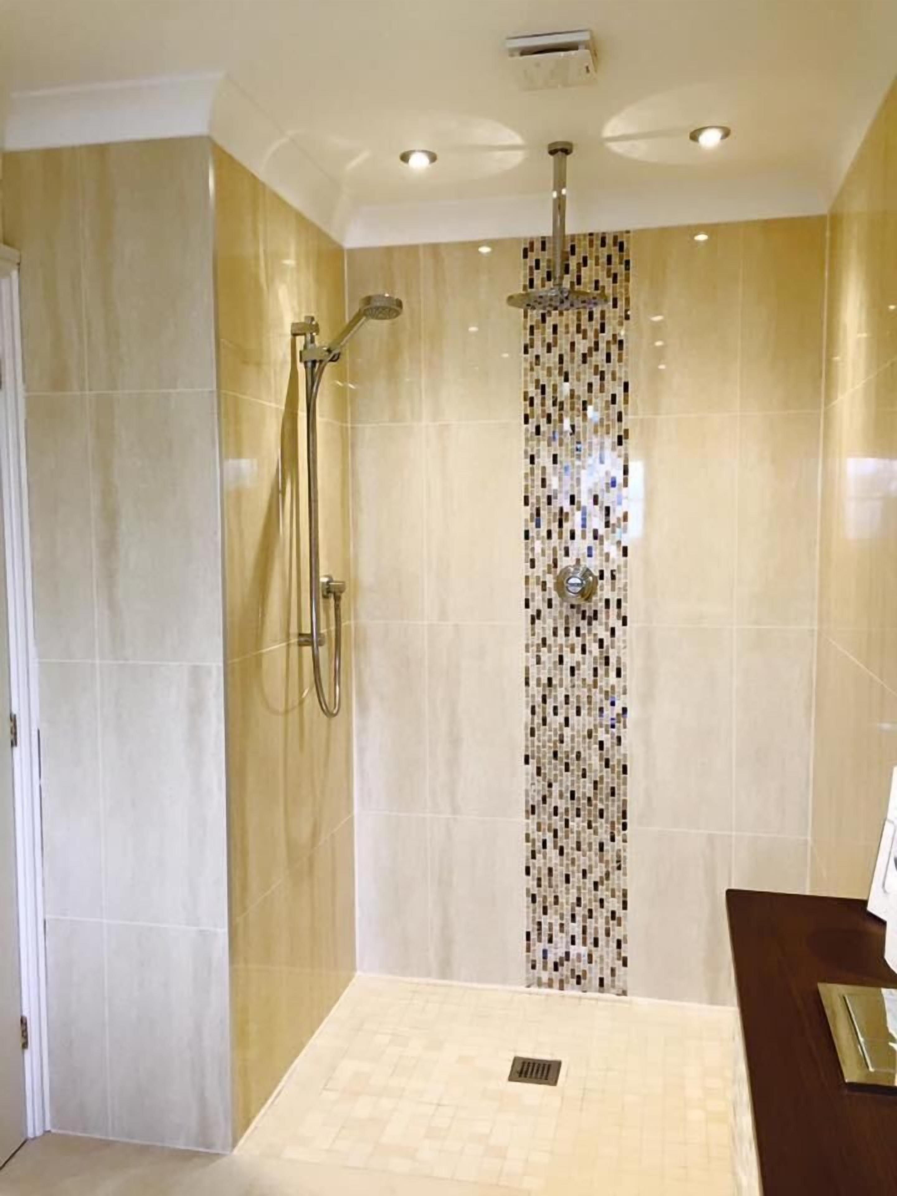 combined shower/bathtub, jetted bath, free toiletries, hair dryer